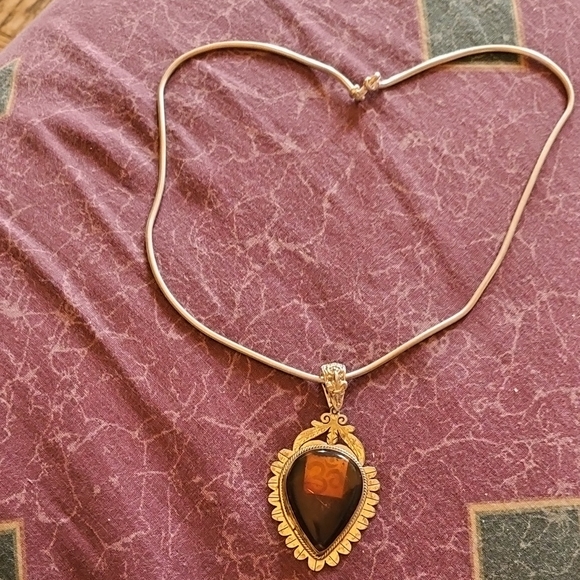 Jewelry - Elegant Gold and Black Pendant Necklace